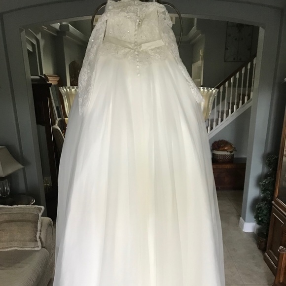 Wedding Dress (NEW, Extra Dress, Never Worn) - Picture 5 of 5